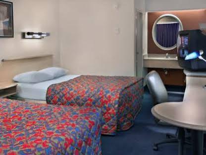 格林斯伯勒 格林斯博罗体育馆红屋顶客栈汽车旅馆 外观 照片
